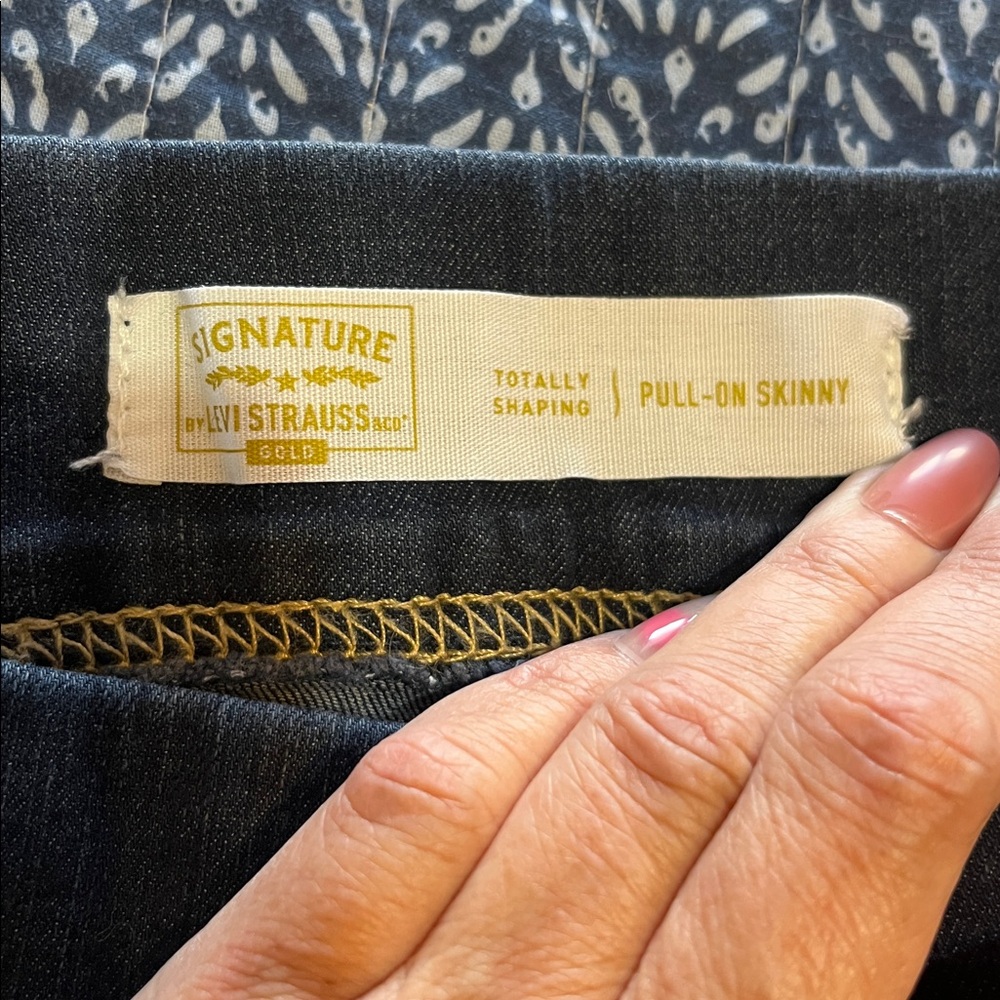 Signature by LEVI STRAUSS GOLD Totally Shaping Pull-On Skinny - Picture 5 of 8